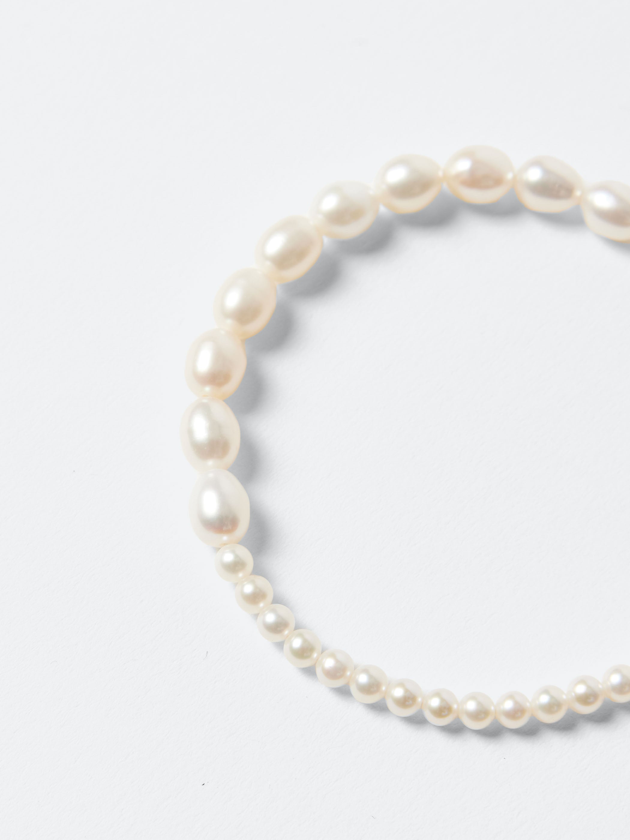 Contrast Pearl Strand Bracelet
